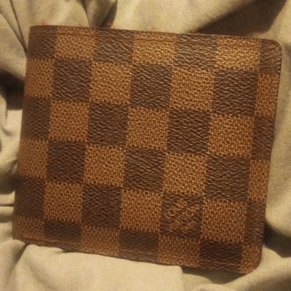 Louis Vuitton - Picture 1 of 5